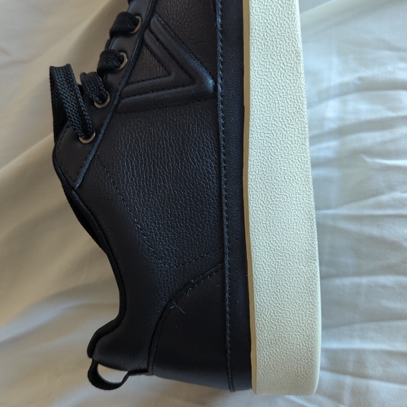 Vionic Elise Women's Black Leather Sneakers With Metallic Silver Tongue - Picture 9 of 11